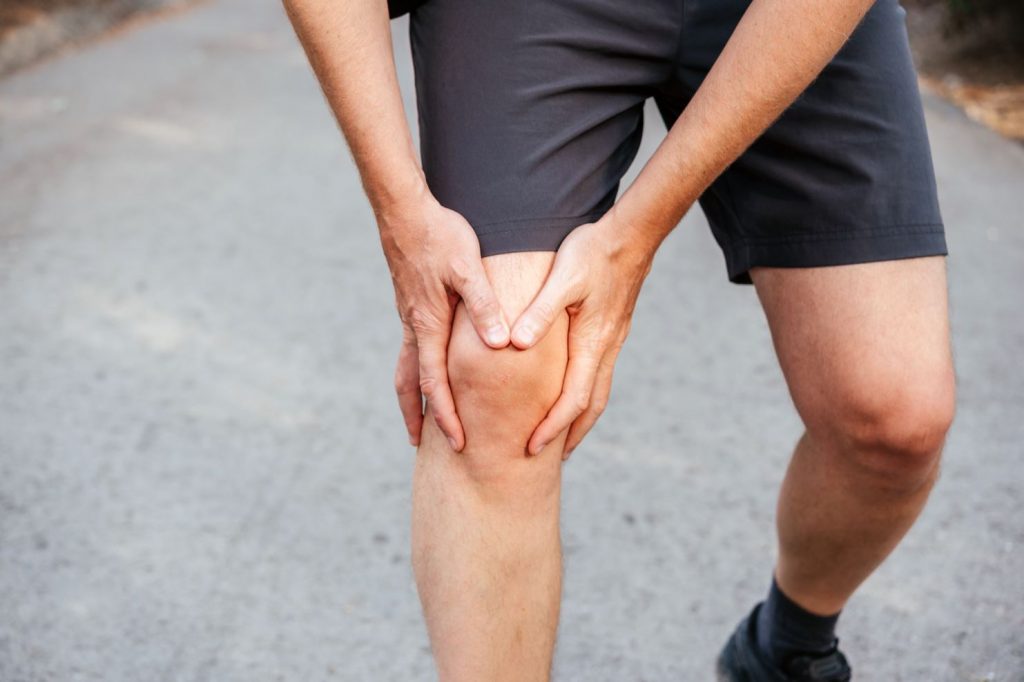 patient suffering from runners knee signs and symptoms