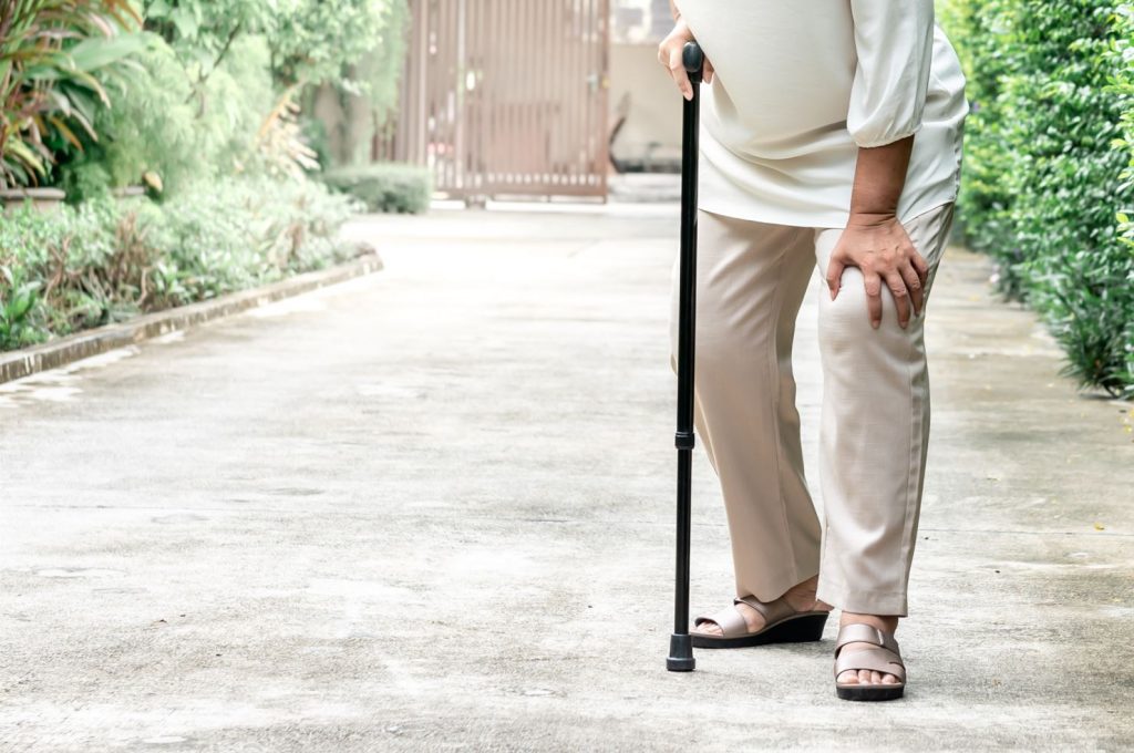 patient suffering from knee osteoarthritis symptoms