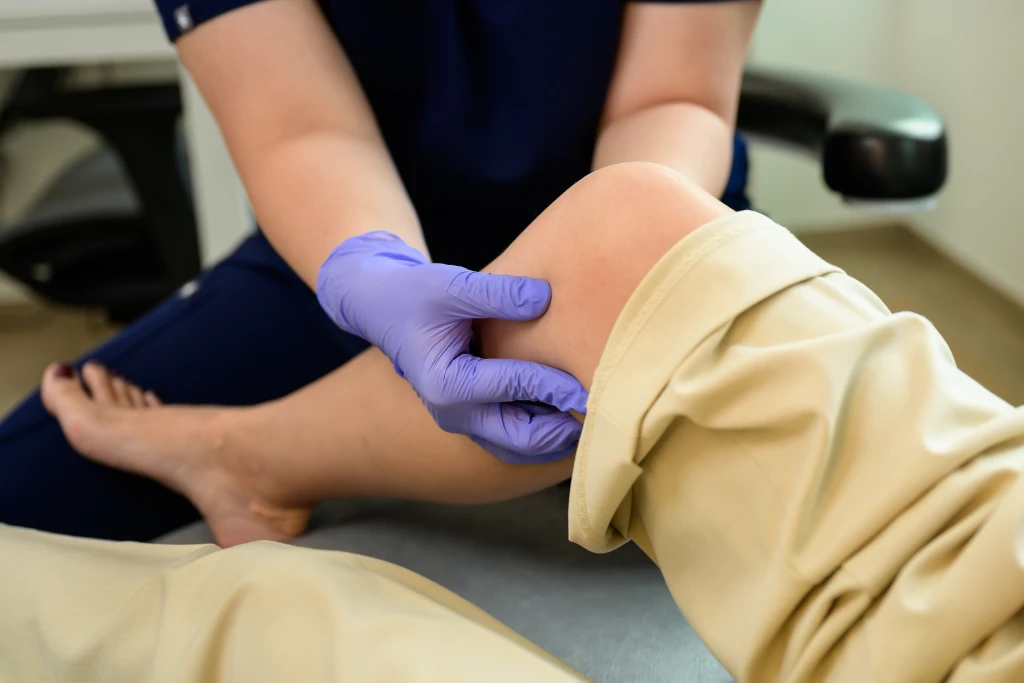Podiatry treatment approach for Knee Pain, including assessment and a tailored care plan
