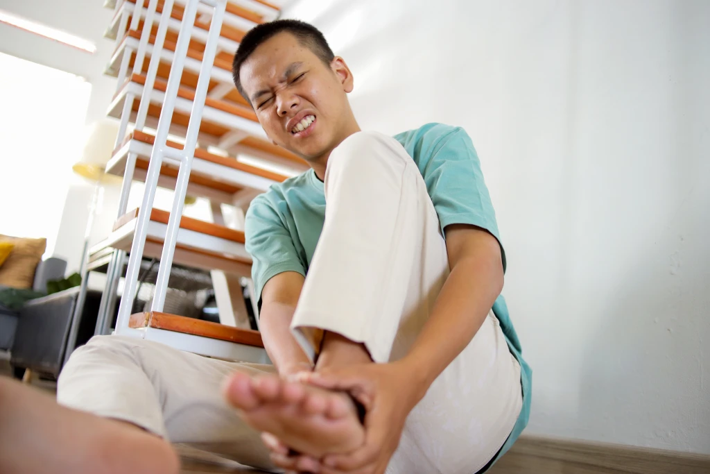 足科医师评估足部与下肢,以找出引发足弓疼痛的因素