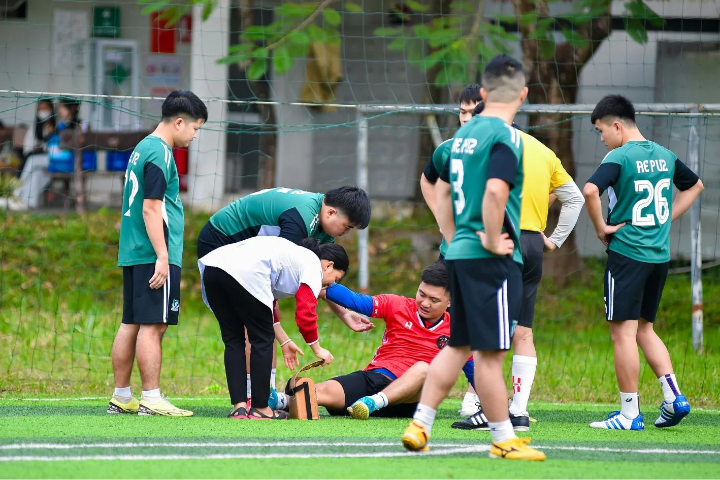 一名足球运动员在踢球时脚部受伤