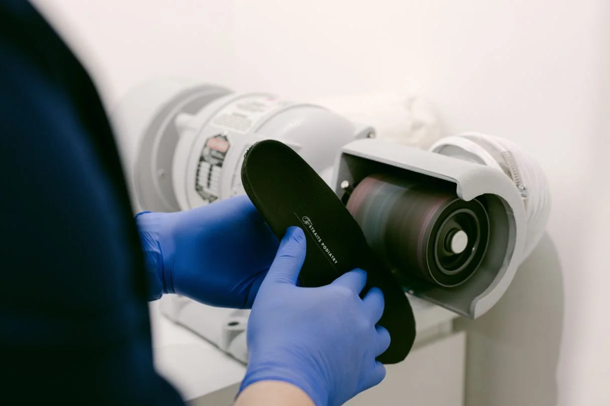 新加坡足病医生正在制作定制鞋垫