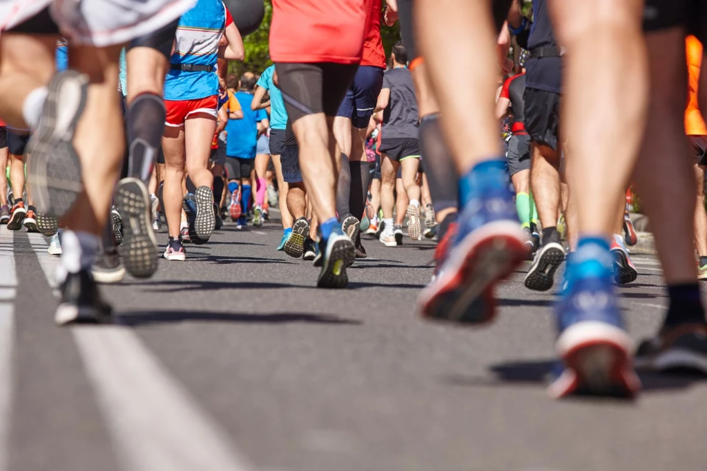 Group of runners taking part of a marathon, which is a cause for hip injuries